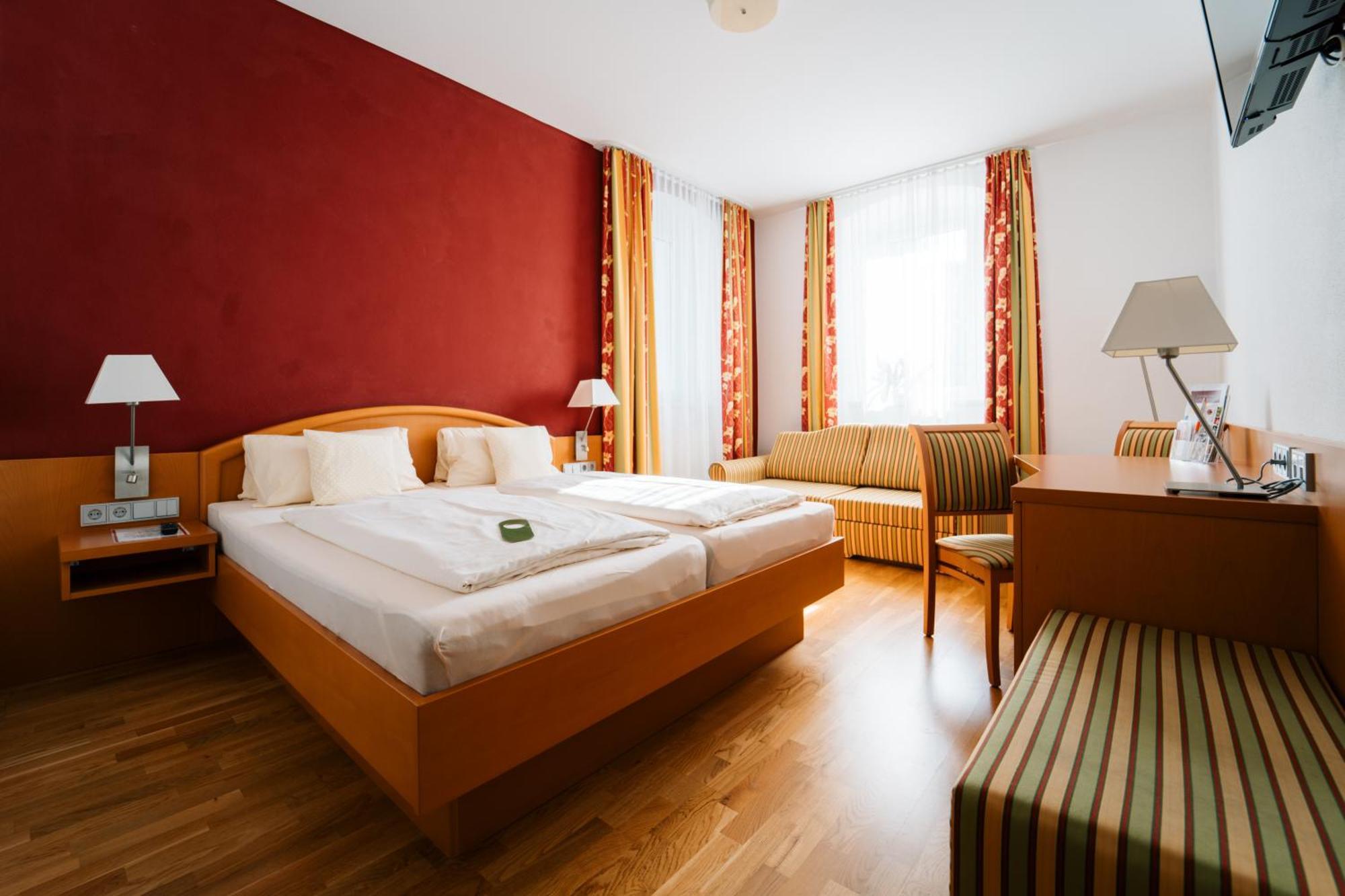 Hotel Weisses Ross Konnersreuth ภายนอก รูปภาพ