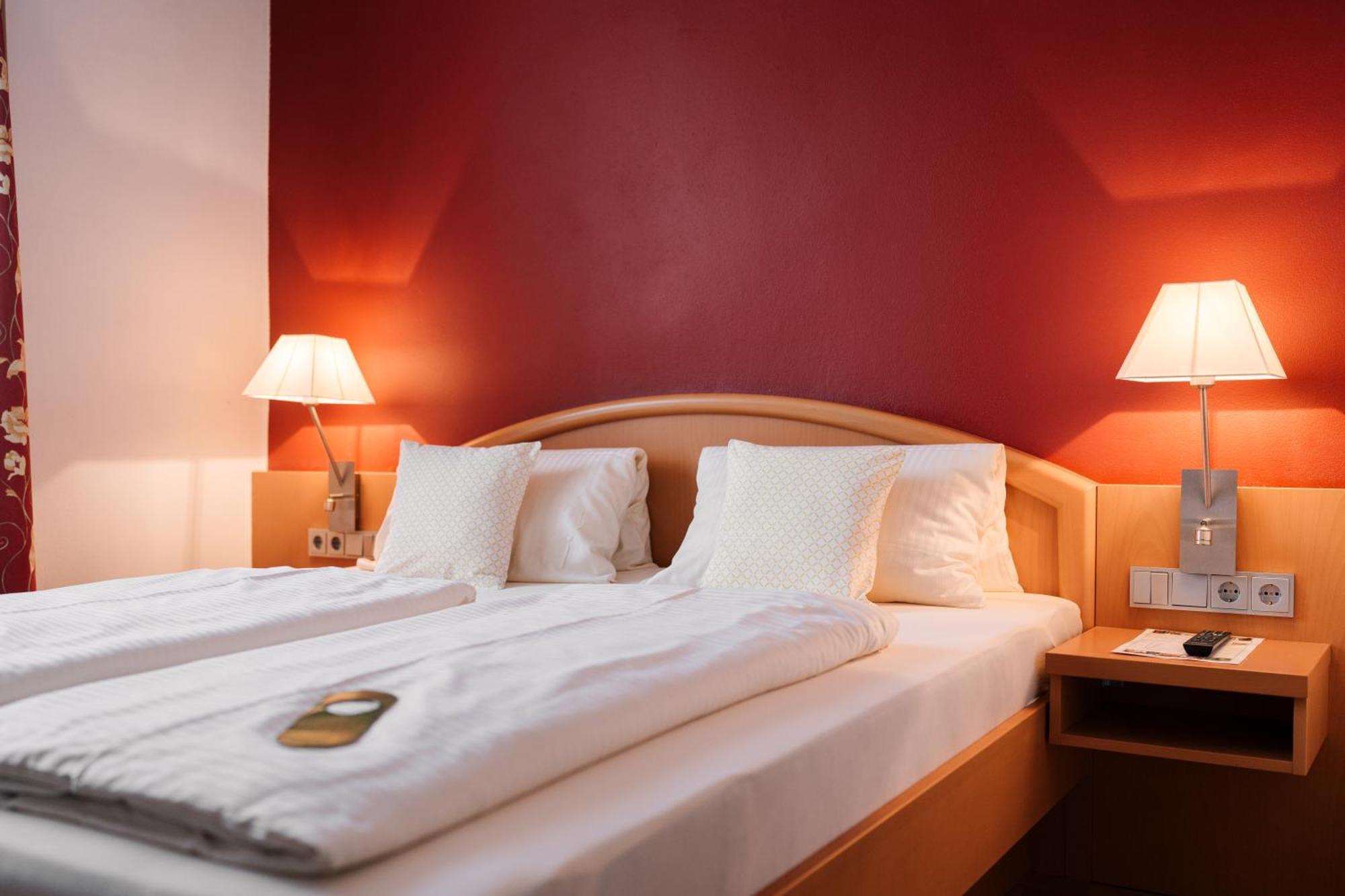 Hotel Weisses Ross Konnersreuth ภายนอก รูปภาพ
